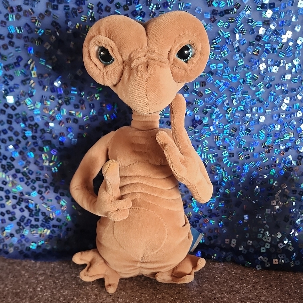 E.T. Universal Studio, Exclsively @Toys R US. Tan Alien Plush Toy